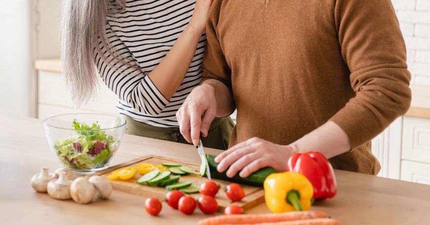 Perhe valmistaa monipuolista ja terveellistä ruokaa yhdessä