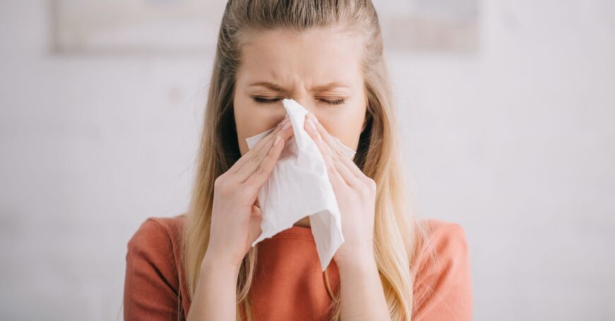 Naisella allergia on elimistön puolustusreaktio siitepölyä vastaan.