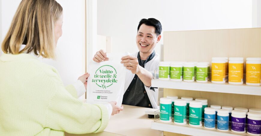 Nainen asioi apteekin reseptipalvelussa.