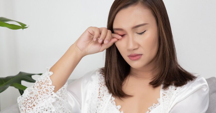 Atooppinen ihottuma silmäluomissa aiheuttaa silmänympärysihon kutinaa, punoitusta sekä hilseilevää ihottumaa.