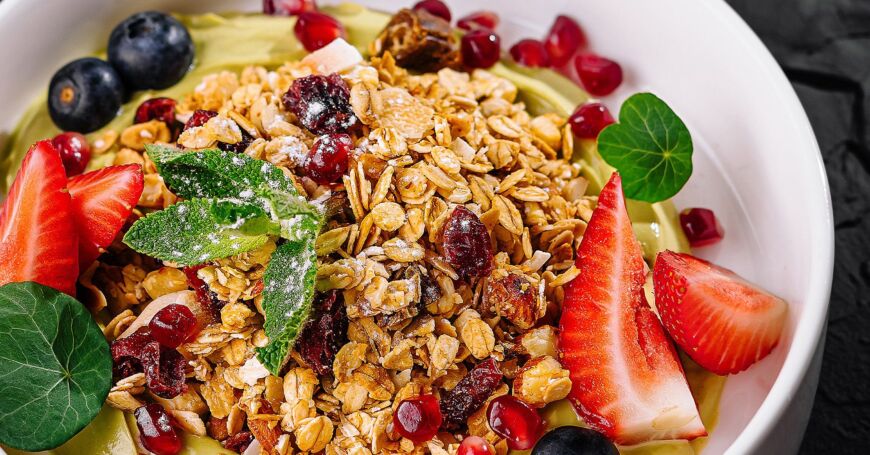 Kuitupitoinen smoothie sisältää kuitujauheen lisäksi kuitupitoisia hedelmiä, kuten passionhedelmää, päärynää sekä kuiturikasta avokadoa.