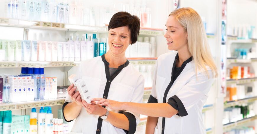 Kosmetologi suosittelee sopivia ihonhoitotuotteita kollegalleen