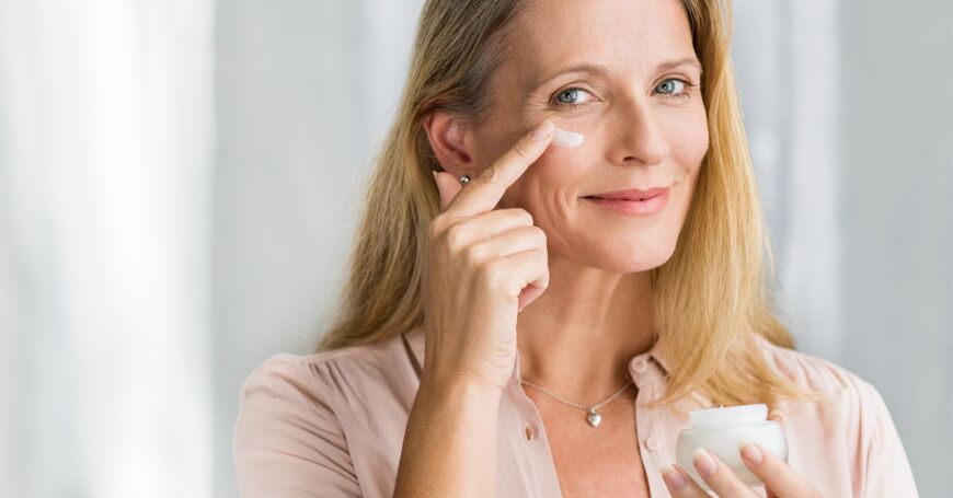 Nainen hoitaa herkkä ikääntyvää ihoa