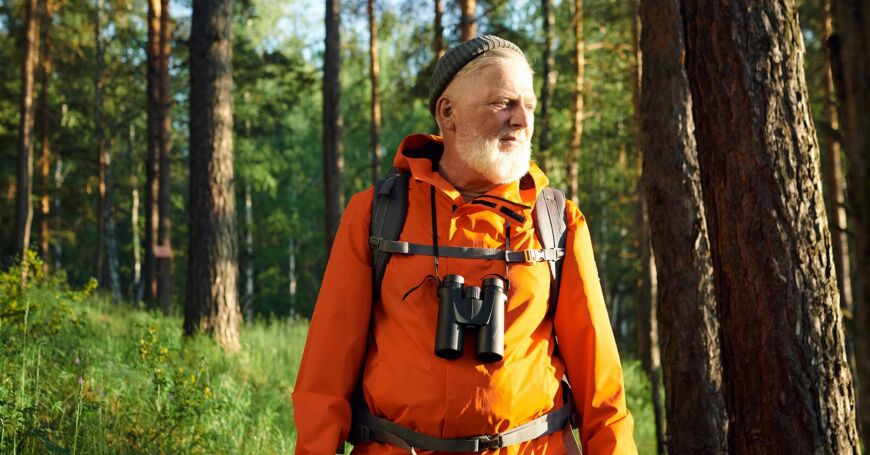 Hirvikärpäsen puremassa hirvikärpänen työntää imukärsänsä ihoon ja imee verta kuten hyttynen, joten suojaava vaatetus metsässä ehkäisee puremia tehokkaasti.