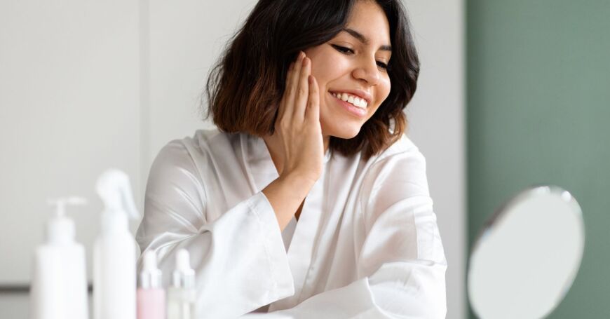 Nainen hoitaa ihoaan sopivilla ihonhoitotuotteilla.