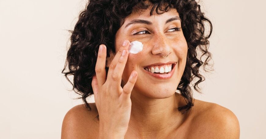 Naisella on hyvinvoiva iho, kun hän hoitaa ihotyypin mukaisilla ihonhoitotuotteilla sitä päivittäin.