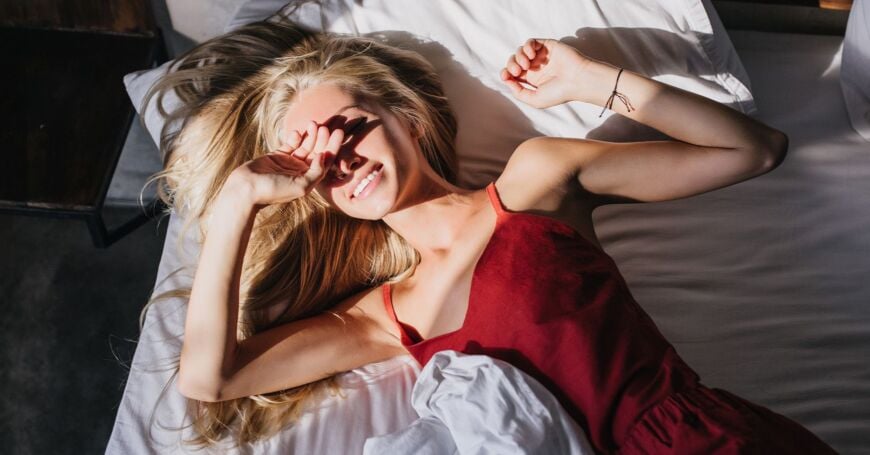 Nainen on aamulla todella väsynyt.