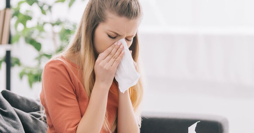 Nainen siitepölyn aiheuttamista allergiaoireista.