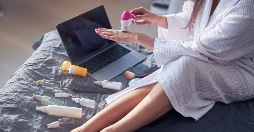 Nainen tilaa Yliopiston Apteekin verkkoapteekista kosmetiikkaa.