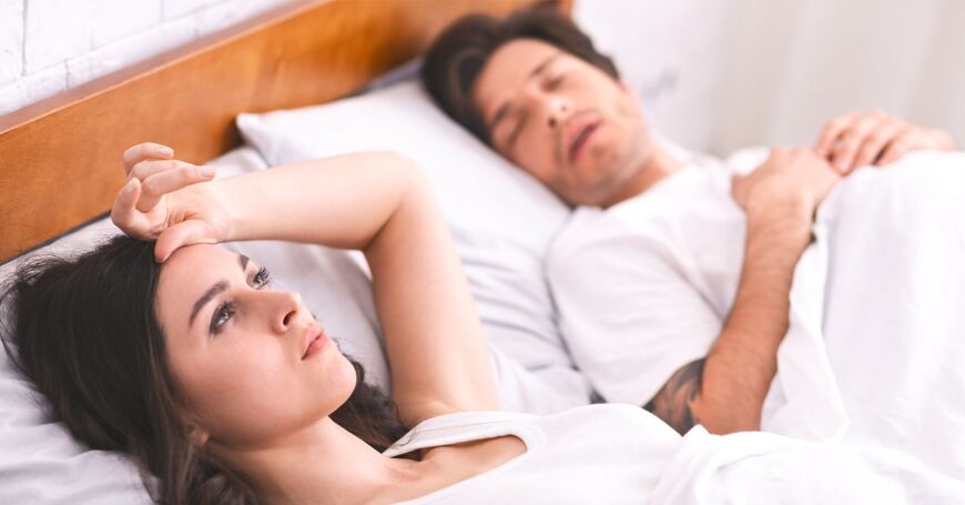 kuorsaava puoliso häiritsee naisen nukkumista