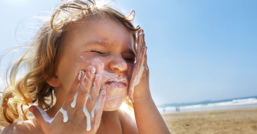 rantaleikeissä tarvitaan vedenkestävä lasten aurinkovoide lapselle