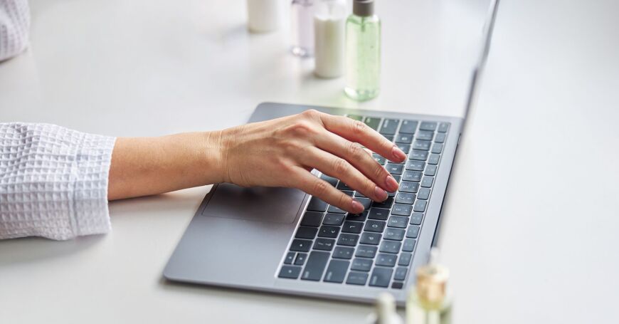 Meikkien ostaminen onnistuu myös netistä.