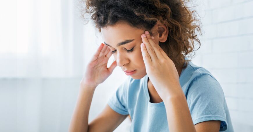 Migreenin yleisimpiä oireita ovat auraoireet sekä sitä seuraavat pääkipu sekä valo-, haju- ja ääniherkkyys, jotka tekevät migreenistä kärsivän naisen olosta huonovointisen.