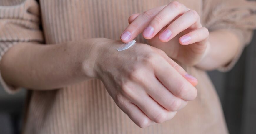 Pantenoli on ihonhoidon raaka-aine, joka sitoo kosteutta ihoon ja auttaa ihoa pysymään pehmeänä ja joustavana.