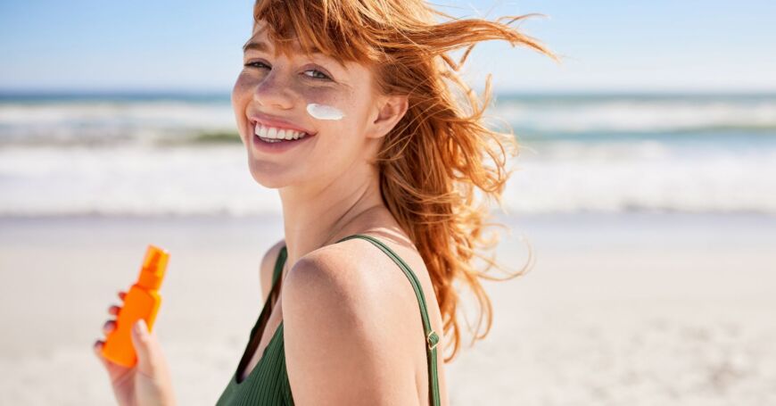 Nainen on löytänyt itselleen parhaan aurinkorasvan, joka estää ihoa palamasta auringossa.