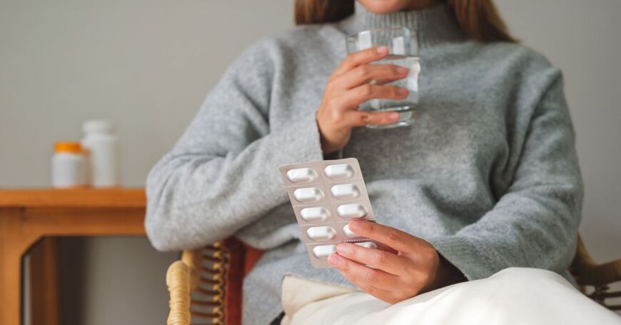 Nainen levittää kasvoille apteekin suosikkituotteenaan ostamaansa kasvovoidetta.