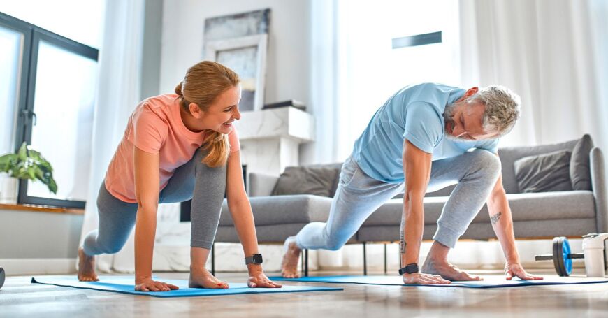 Mies tekee lihaskuntojumppaa hyvinvointia parantaakseen