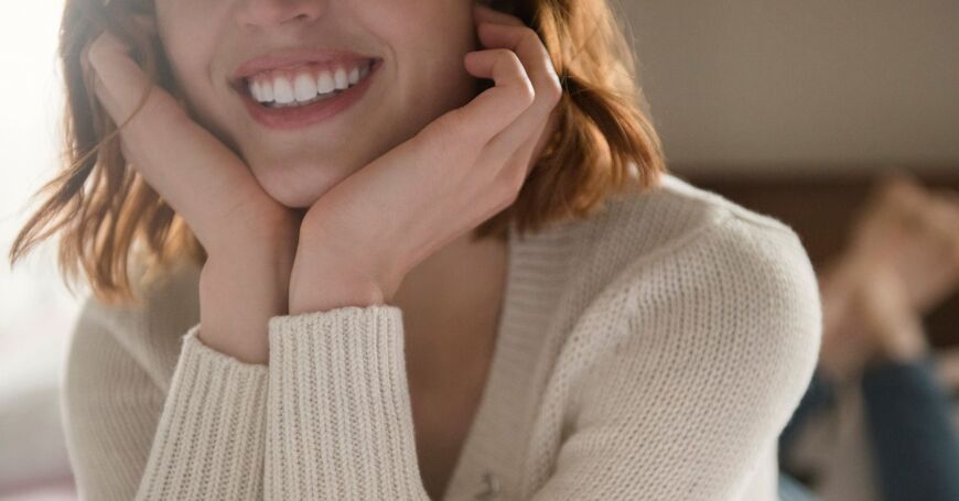 kauniin valkoiset hampaat naisella