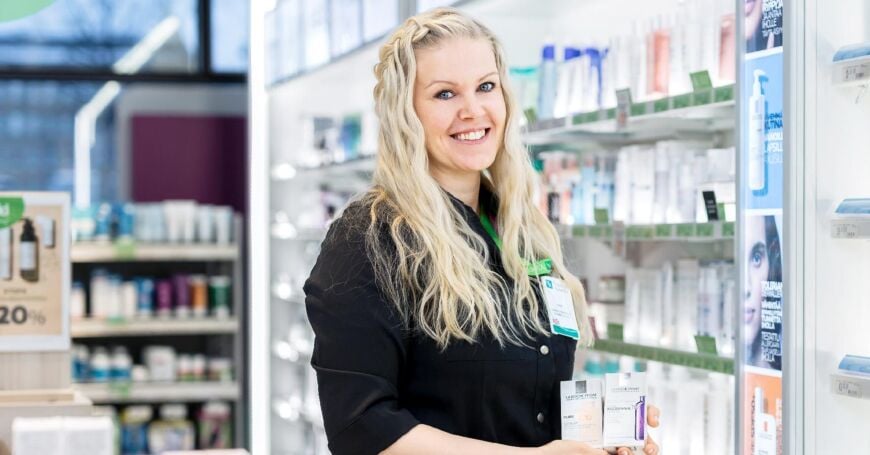 Kosmetologi esittelee tuotteita apteekissa