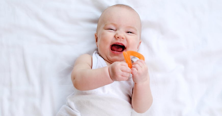 vauva pureskelee purulelua, kun vauvalle on tulossa hampaita
