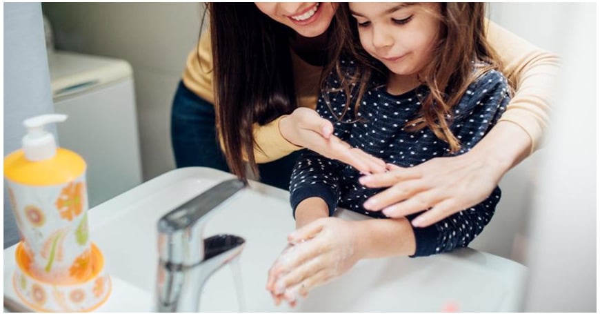 käsien pesu on tärkeä osa lastentautien torjuntaa