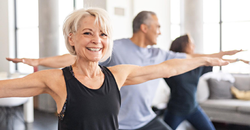 Seniori tekee jumppaa, joka edistää hyvinvointia ja muistia