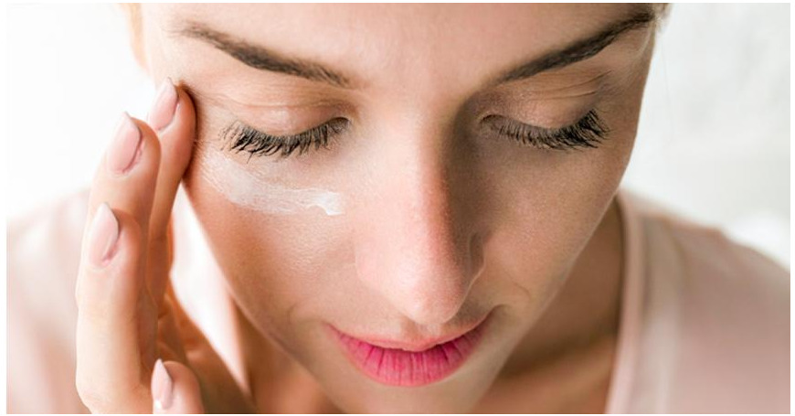 silmänympärysvoiteen levitys kuuluu naisen päivittäiseen ihonhoitorutiiniin