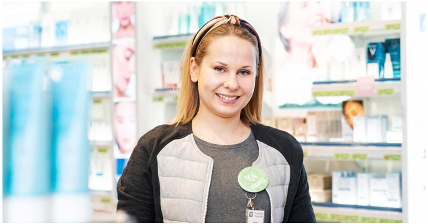 apteekin kosmetologi valmiina auttamaan asiakkaita ihonhoitoon liittyvissä asioissa